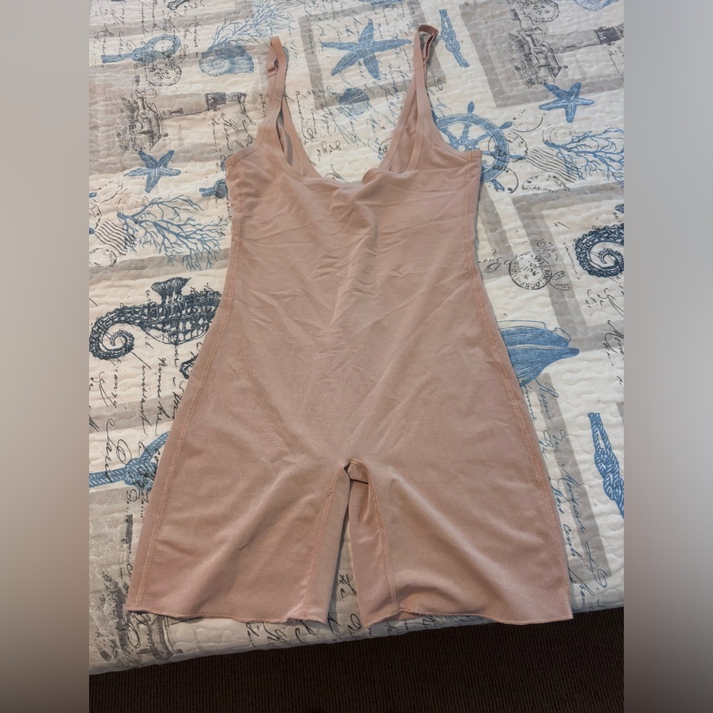 SKIMS Sheer sculpt open bust body suit in Clay NEW